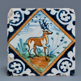 Een polychrome Delftse kwadraattegel met een hert, ca. 1600